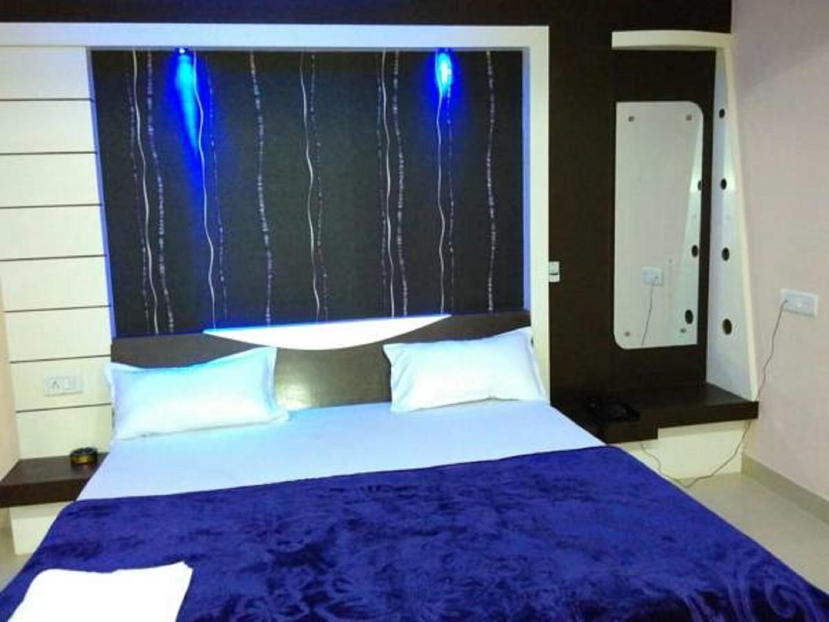 Hotel Blue Star Datia Екстер'єр фото